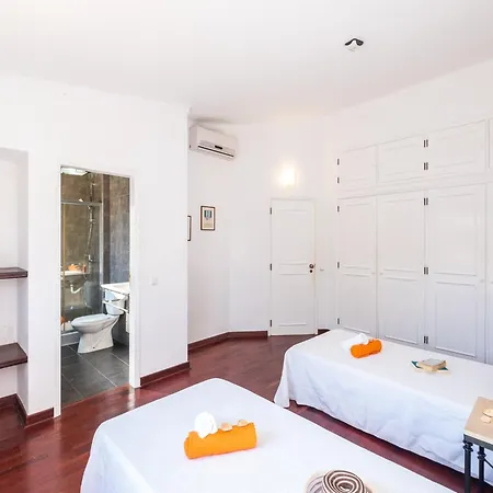 Villa In Albufeira Near Beach And Marina Вилла