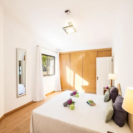 Villa In Albufeira Near Beach And Marina Вилла *