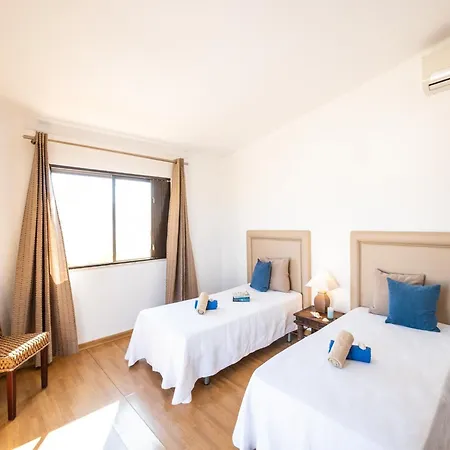 Вилла Villa In Albufeira Near Beach And Marina Албуфейра